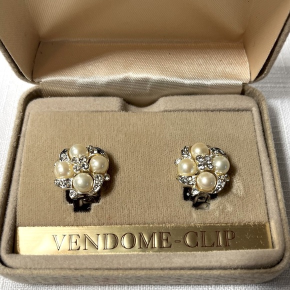 Vintage signed Vendome faux pearl rhinestone silver tone clip on earrings - Picture 1 of 4